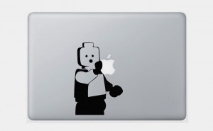 MacBook: rewelacyjna naklejka z ludzikiem lego