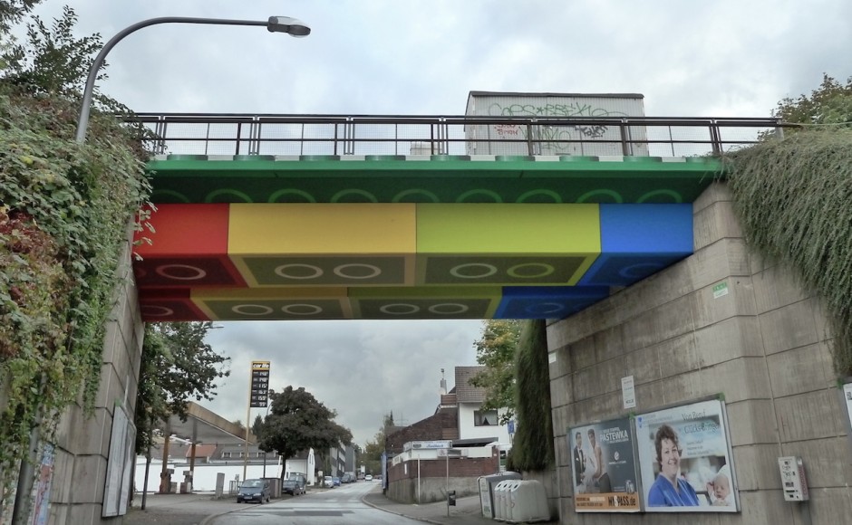 W Niemczech „zbudowano” prawdziwy most z klocków